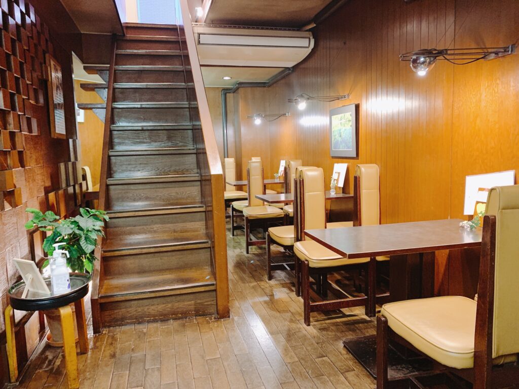 ポケモントレーナーみゆきが長居できるカフェとして見つけた四天王寺の「カフェ・ド・サン」の店内